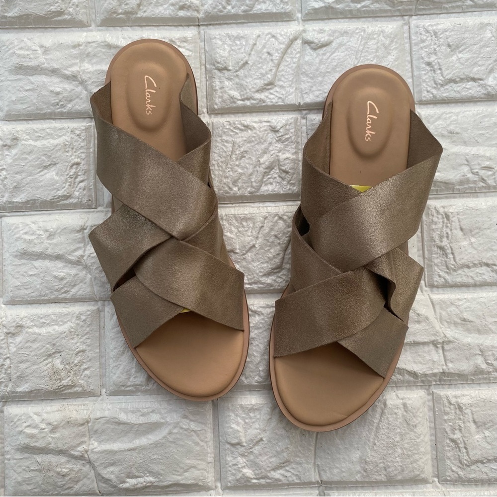 Clarks Women’s Willow Art Slide Sandals champagne color, Leather Size 10 M